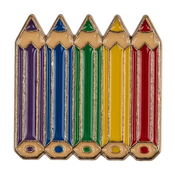 Regnbue-farveblyanter-emalje-pin – fem farveblyanter i regnbuefarver side om side, emalje-badge med guldbaggrund