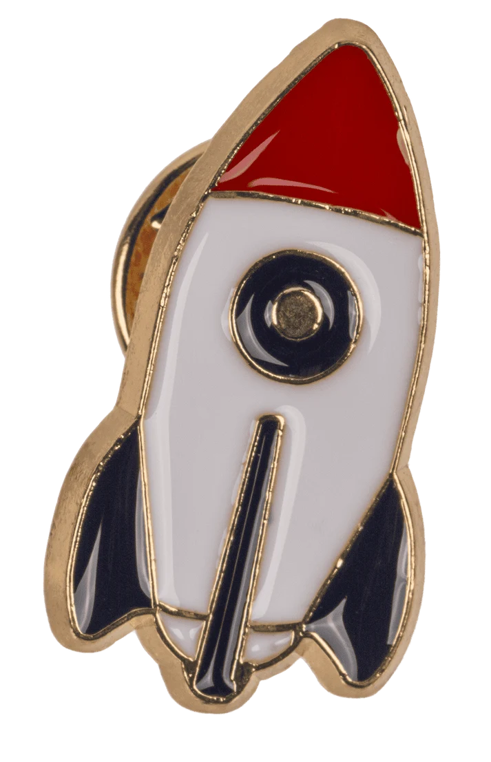 Raket-emalje-badge – klassisk retro-raket med rød næsekonus, mørkeblå finner og koøje, emalje-pin med guldbase