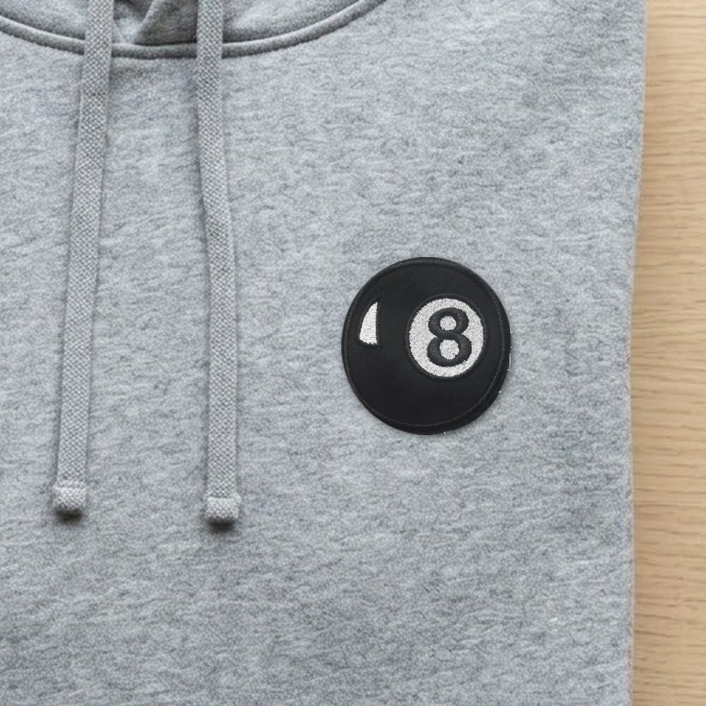 8-ball-patch op een grijze hoodie