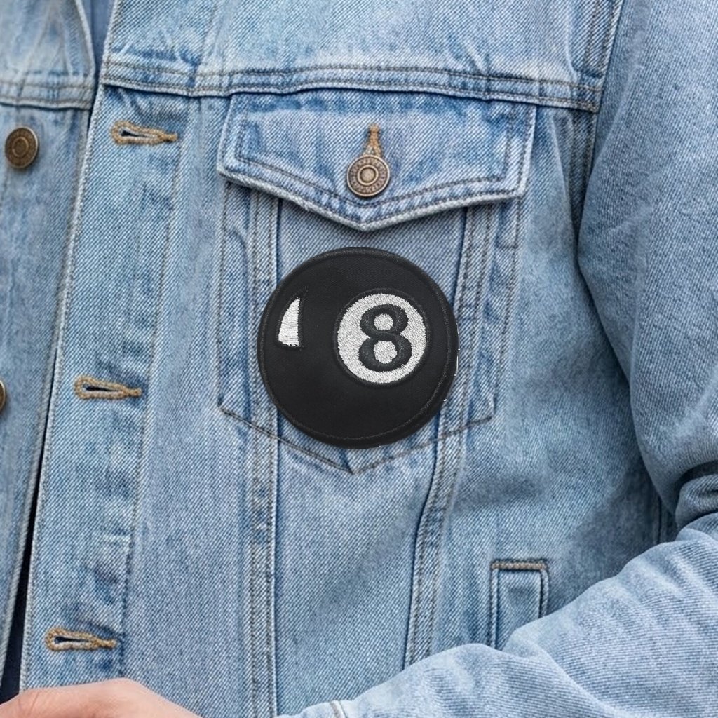 8-ball-patch op een lichtblauw spijkerjasje