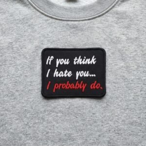 Nalepka »If You Think I Hate You« z belim in rdečim napisom na sivi majici