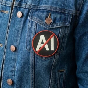 Няма емблема „AI“ на джоба на тъмното дънково яке