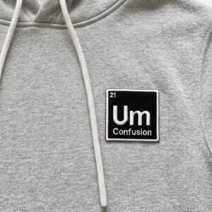 Patch con la tavola periodica “Um Confusion” su una felpa con cappuccio grigia