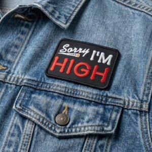 Надпис „Sorry I’m High“ върху джоба на гърдите на синя дънкова яке