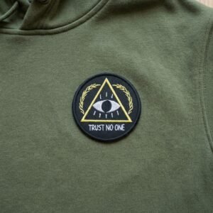 Faccia con benda sull'occhio "Trust No One" su una felpa con cappuccio verde oliva