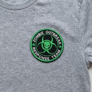 Tessera “Zombie Outbreak Response Team” su una maglietta grigia